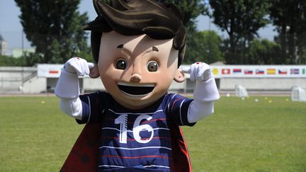 La mascotte de l'Euro 2016, Super Victor, le 13 juin 2015. (THOMAS OLIVA / AFP)