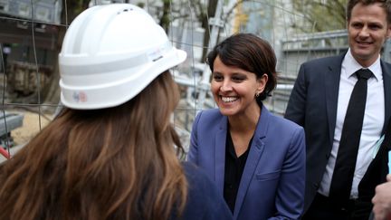 Najat Vallaud-Belkacem, ministre des Droits des femmes, serre la main d'une employ&eacute;e de chantier &agrave; Pantin (Seine-Saint-Denis), le 4 avril 2014. (KENZO TRIBOUILLARD / AFP)