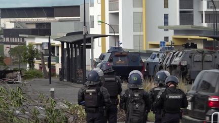 Émeutes en Nouvelle-Calédonie : les forces de l’ordre peinent à démanteler les barrages (France 2)