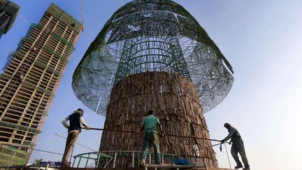 Un chauffeur sri-lankais, amateur de décorations durant son temps libre, a eu comme idée de faire construire un gigantesque sapin de Noël dans sa ville. Les centaines de travailleurs du port et les bénévoles n'auront toutefois pas réussi à l'achever avant le 24 décembre 2016, comme prévu. L'église catholique a dénoncé un gaspillage d'argent. Il aura en effet fallu 80.000 dollars pour réaliser cette œuvre éphémère. ( Jayawardena/AP/SIPA)