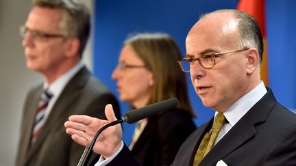 Le ministre de l'Int&eacute;rieur fran&ccedil;ais, Bernard Cazeneuve, s'exprime lors d'une conf&eacute;rence de presse &agrave; l'issue du conseil des ministres europ&eacute;en, le 14 septembre 2015, &agrave; Bruxelles (Belgique). (ERIC VIDAL / REUTERS)