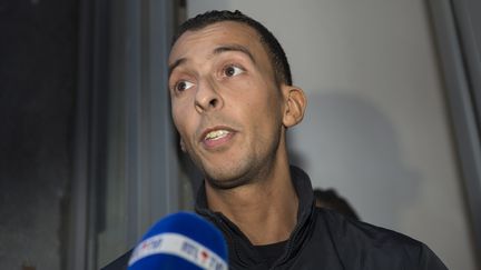 Mohammed Abdeslam, l'un des frères de Salah, le 16 novembre 2015 à Molenbeek (Belgique). (OLIVIER HOSLET / EPA)