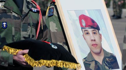 Le caporal-chel Abdel Chennouff reçoit, à titre posthume, la légion d'honneur, le 15 mars 2013 à Montauban (Tarn-et-Garonne). (PASCAL PAVANI / AFP)