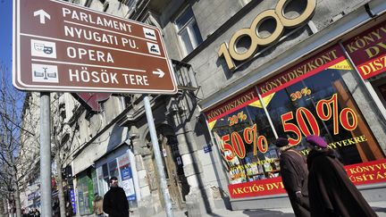 De passants dans la rue à Budapest.&nbsp; (ATTILA KISBENEDEK / AFP)