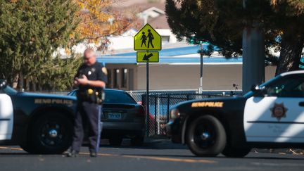 Un policier devant l'&eacute;cole de Sparks (Nevada) o&ugrave; un adolescent a tu&eacute; un professeur, le 21 octobre 2013. (DAVID CALVERT / GETTY IMAGES NORTH AMERICA)