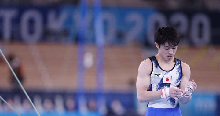 Japan's Kohei Uchimura after falling on high bar on Saturday July 24 (KUNIHIKO MIURA / YOMIURI)