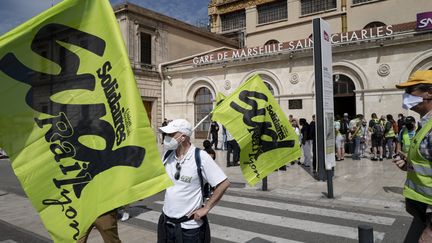 Lors d'une manifestation de Sud Rail le 3 juin 2021 devant la gare saint-Charles à Marseille. (TOMASELLI ANTOINE / MAXPPP)