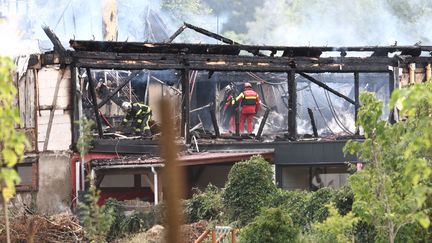 Les pompiers inspectent les décombres du bâtiment détruit par les flammes, à Wintzenheim, le 9 août 2023. (SEBASTIEN BOZON / AFP)