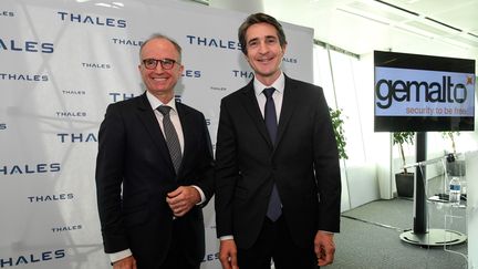 Philippe Vallee (à g.), PDG de Gemalto, et Patrice Caine, PDG de Thales, ont officialisé l'union de leur entreprise, lundi 18 décembre 2017, à Puteaux (Hauts-de-Seine). (BERTRAND GUAY / AFP)