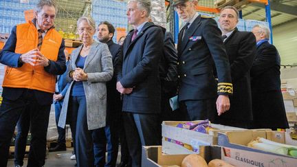 Elisabeth Borne en visite dans une banque alimentaire de Reims (Marne) le 3 novembre 2022. (Aurélien Laudy)