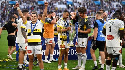 Les Rochelais, avec Arthur Retière au premier plan, célèbrent leur victoire en finale de Champions Cup, samedi 28 mai, à Marseille. (PASCAL GUYOT / AFP)