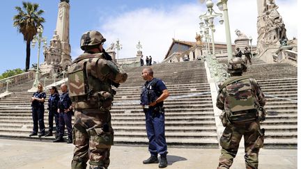 Des policiers sécurisent la gare Saint-Charles à Marseille (Bouches-du-Rhône), après l'interpellation d'un suspect samedi19 mai 2018. (MAXPPP)