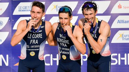 Podium 100% tricolore pour le triathlon à Munich !&nbsp;Léo Bergère est devenu champion d'Europe, le 13 août 2022, devant Pierre Le Corre (tenant du titre) et Dorian Coninx.&nbsp;Ce triplé est historique pour le triathlon français. (HEIKE FEINER / AFP)