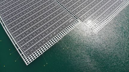 Des panneaux solaires flottants dans le&nbsp;Vaucluse à Piolenc. (GERARD JULIEN / AFP)