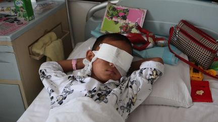 Ce petit gar&ccedil;on de 6 ans est soign&eacute; &agrave; l'h&ocirc;pital de Linfen,&nbsp;dans la province du Shanxi (nord) en Chine, apr&egrave;s avoir &eacute;t&eacute; victime d'une ablation des deux yeux.&nbsp; (ZHANG WEI / AFP)