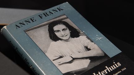 Une édition du journal d'Anne Frank présentée lors d'une exposition à Madrid (Espagne) le 28 novembre 2017. (GABRIEL BOUYS / AFP)