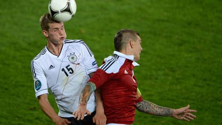 Le milieu de terrain Lars Bender (G) a marqu&eacute; le premier but allemand contre le Danemark, dimanche 17 juin. (PATRIK STOLLARZ / AFP)