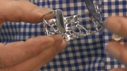 Avec un siècle d'existence et de savoir-faire, c'est un fabricant de bijoux qui revit après avoir failli mettre la clef sous la porte. (FRANCE 2)