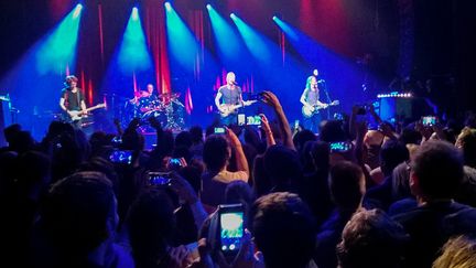 Le musicien britannique Sting en concert dans la salle parisienne du Bataclan le 12 novembre 2016, un an après l'attaque terroriste du 13 novembre 2015. (STRINGER / AFP)