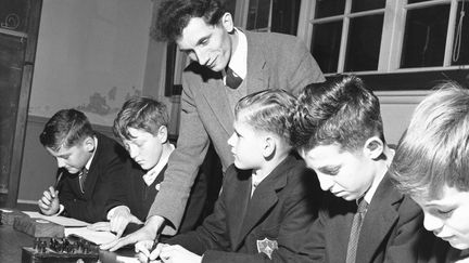 La "figure" du professeur et le respect qui entourait son enseignement en 1956 dans une classe de sciences.&nbsp; (GETTY IMAGES)