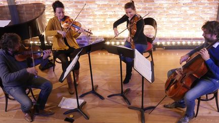 Le quatuor Psophos en répétition au Bal Blomet : Eric Lacrouts, Bleuenn Le Maître, Cécile Grassi et Guillaume Martigne. 
 (Lorenzo Ciavarini Azzi/Culturebox)