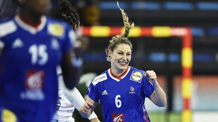 Les Bleues remportent leur premier match dans le Mondial, face à l'Angola, 30-20. (PAU BARRENA / AFP)