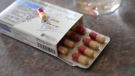 Face au risque de pénurie d'amoxicilline, l'Agence&nbsp;nationale de sécurité du médicament préconise des durées de traitement réduites, le 18 novembre 2022. (JULIO PELAEZ / MAXPPP)