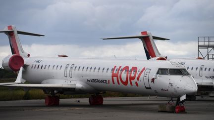 Un avion de la compagnie aérienne Hop !, le 3 juillet 2020, posé sur le tarmac de l'aéroport de Morlaix (Finistère). (FRED TANNEAU / AFP)