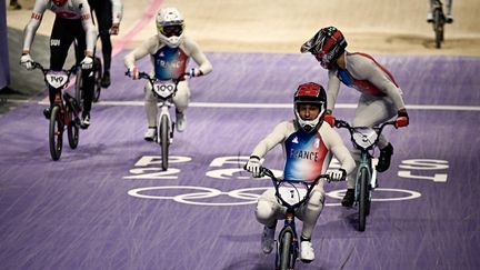 Sylvain André, Romain Mahieu et Joris Daudet à l'arrivée de la finale du BMX racing des Jeux olympiques de Paris, le 2 août 2024 à Saint-Quentin-en-Yvelines. (JULIEN DE ROSA / AFP)