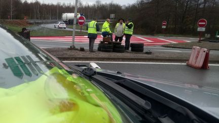 Des "gilets jaunes" sur un rond-point, à proximité de la zone commerciale de Moncel-lès-Lunéville (Meurthe-et-Moselle), le 4 décembre 2018.&nbsp; (THIERRY COLIN / RADIO FRANCE)