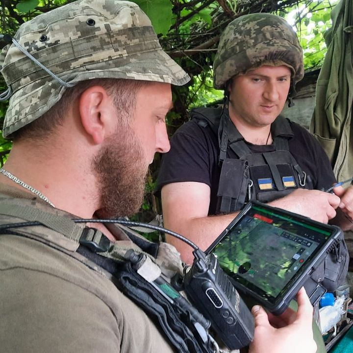 Maksim et Andreï avec la tablette de contrôle de leur drône. (GILLES GALLINARO / RADIO FRANCE)