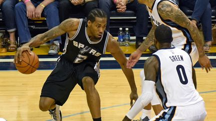 Kawhi Leonard s'est amusé dans la défense de Memphis la nuit dernière (FREDERICK BREEDON / GETTY IMAGES NORTH AMERICA)