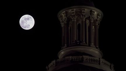 La "super Lune" au-dessus de Washington (Etats-Unis), le 1er janvier 2018. (SAMUEL CORUM / ANADOLU AGENCY / AFP)