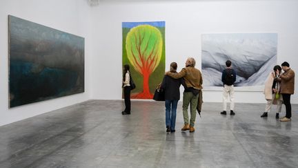 Des visiteurs dans les couloirs de l'exposition de Miriam Cahn, intitulée "Ma pensée sérielle", au Palais de Tokyo, le 19 mars 2023. (SANDRINE MARTY / HANS LUCAS)