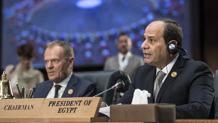 Le président égyptien Abdel Fattah al-Sissi (à droite) et le président du Conseil européen, Donald Tusk (à gauche) assistent à la séance de clôture du premier sommet conjoint de l'Union européenne et de la Ligue arabe à Charm el-Cheikh, le 25 février 2019. (KHALED DESOUKI / AFP)