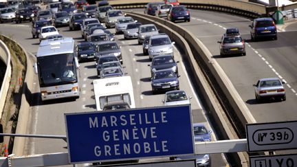 Des automobilistes sont pris dans un ralentissement.&nbsp; (JEFF PACHOUD / AFP)