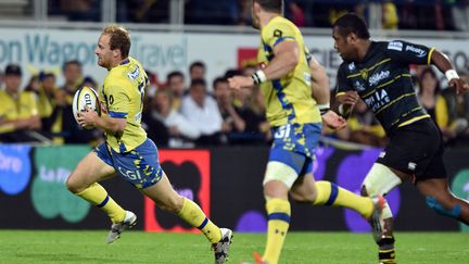 Nick Abendanon (Clermont) s'échappe... (THIERRY ZOCCOLAN / AFP)