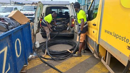 Les équipes d'Électricité de Mayotte sont toujours à pied d'oeuvre pour rétablir le réseau électrique de l'île. (GILLES GALLINARO/RADIO FRANCE)