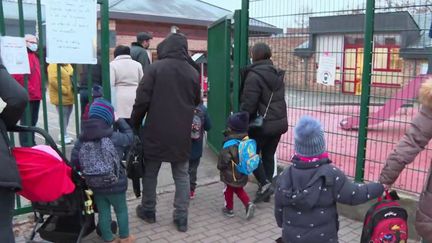 Covid-19 : le nouveau protocole sanitaire dans les écoles n'apaise pas les tensions (FRANCE 3)