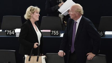 Nadine Morano et Brice Hortefeux, au Parlement européen, à Strasbourg (Bas-Rhin), le 8 octobre 2015. (FREDERICK FLORIN / AFP)