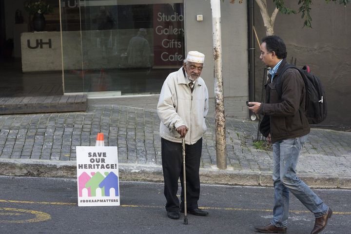 «Sauvez notre patrimoine !» : un vieil homme manifeste pour la préservation de Bo-Kaap, le 25 juillet 2018. (RODGER BOSCH / AFP)