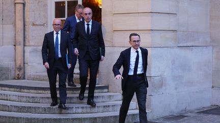 Eric Ciotti, Olivier Marleix et Bruno Retailleau après une rencontre avec la Première ministre, Elisabeth Borne, le 5 avril 2023 à Paris. (THOMAS SAMSON / AFP)