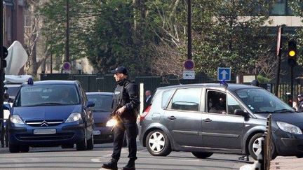 La police anti-terroriste quadrille l'un des quartiers de Levallois-Perret (Ile-de-France), le 24 mars 2012. (AFP - Kenzo Tribouillard)