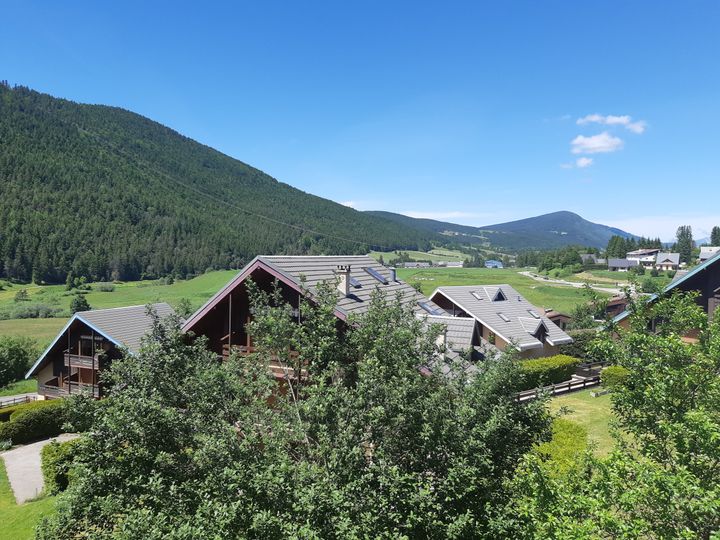 La vue sur les monts du Vercors depuis Villard-de-Lans. (VINCENT PILLET / FRANCE-BLEU DRÔME-ARDÈCHE)