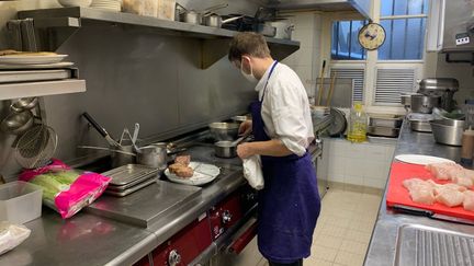 Vincent Neveu, chef du Petit tonneau, à Paris, prépare un menu spécial Saint-Valentin, le 14 février 2021. (VALENTIN HOUINATO / RADIO FRANCE)