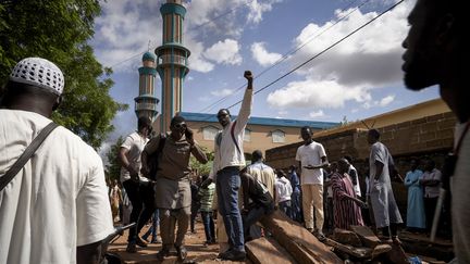 Manifestants devant une mosquée de Bamako, le 12 juillet 2020, où les prières étaient&nbsp;dédiées aux victimes des manifestations des derniers jours. (MICHELE CATTANI / AFP)