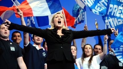 Marine Le Pen, candidate du Front national, lors de son dernier meeting &agrave; Paris, le 17 avril. (MARTIN BUREAU / AFP)