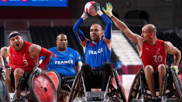 Tokyo, 27 août 2021. Jonathan Hivernat, le capitaine de&nbsp;l'équipe de France de rugby fauteuil en pleine action l'été dernier lors du matche Danemark/ France. Les rugbymen&nbsp;sont de retour pour les championnats d'Europe du 19 au 27 février à Paris. (THOMAS LOVELOCK/OIS / MAXPPP)