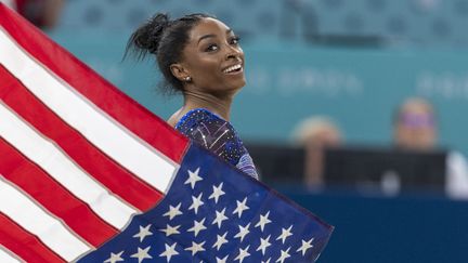 L'Américaine Simone Biles célèbre sa victoire au concours général des JO de Paris, le 1er août 2024. (AYTAC UNAL / AFP)