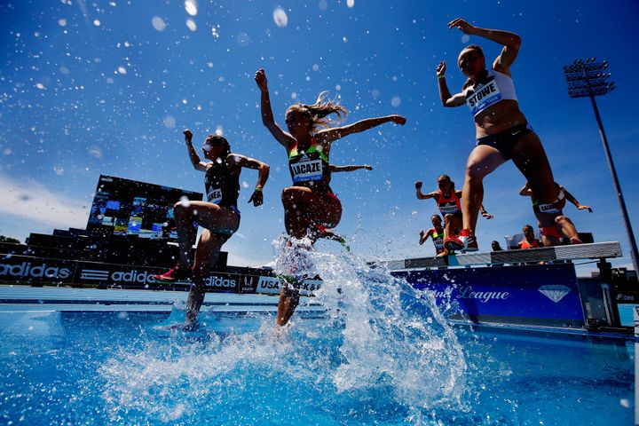 Des participantes au 3 000 m&egrave;tres steeple franchissent une rivi&egrave;re, le 13 juin 2015, lors du Grand Prix Adidas, &agrave; New York. (AL BELLO / GETTY IMAGES NORTH AMERICA)